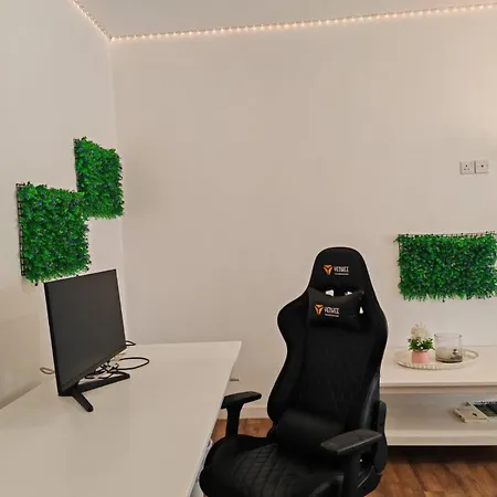 Work & Chill - Stylish Studio, Ergonomic Office Setup Apartament *