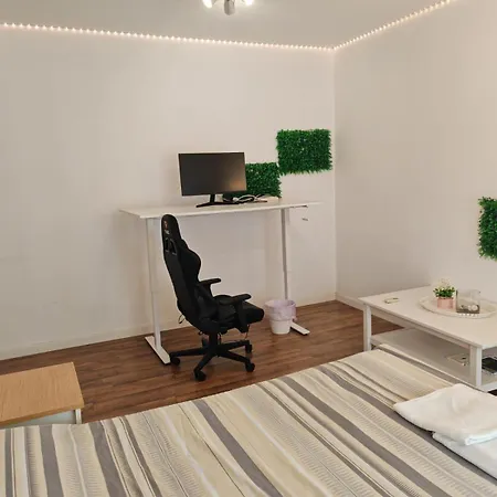 Work & Chill - Stylish Studio, Ergonomic Office Setup * ラルナカ