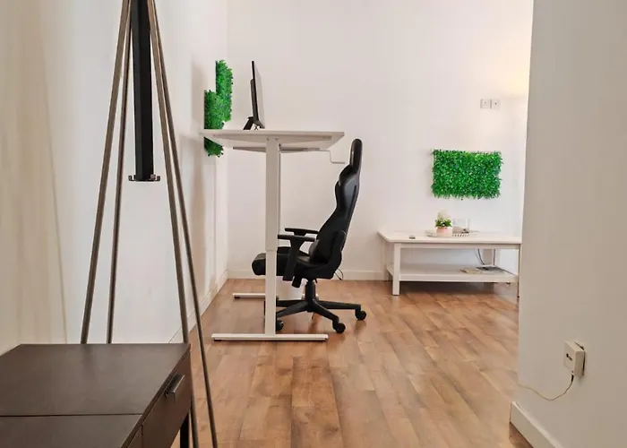 Work & Chill - Stylish Studio, Ergonomic Office Setup ラルナカ