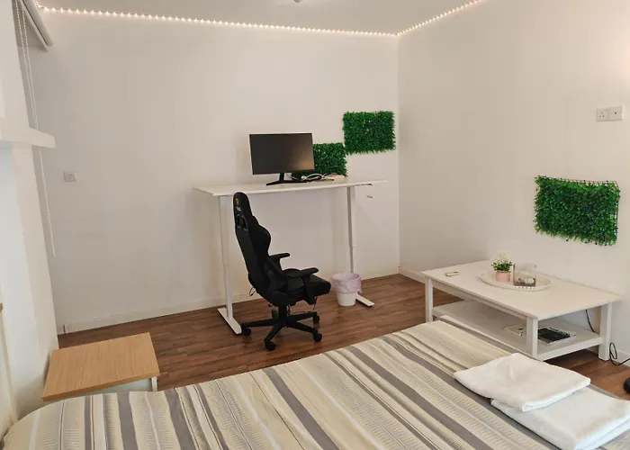 Work & Chill - Stylish Studio, Ergonomic Office Setup * ラルナカ