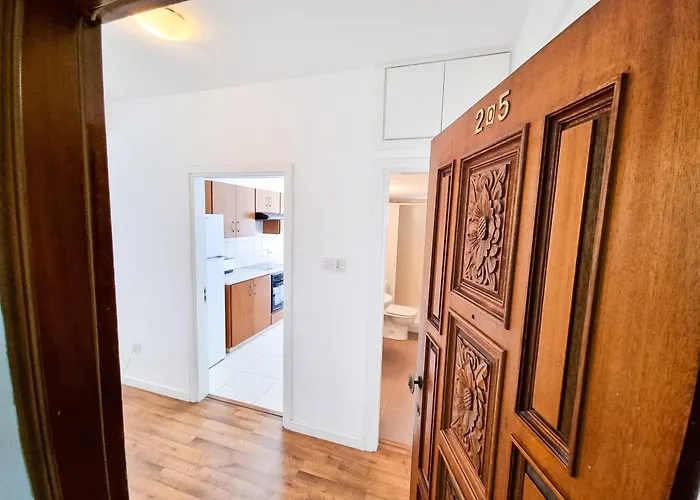 アパート Work & Chill - Stylish Studio, Ergonomic Office Setup ラルナカ