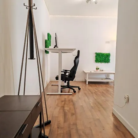Work & Chill - Stylish Studio, Ergonomic Office Setup לרנקה