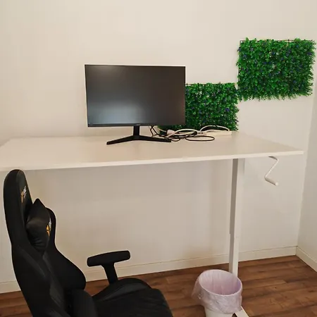 דירה Work & Chill - Stylish Studio, Ergonomic Office Setup *