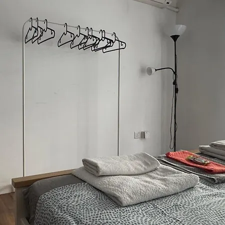 דירה Work & Chill - Stylish Studio, Ergonomic Office Setup *